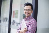 Asiatique homme tenant tablette numérique — Photo de stock