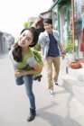 Chinesisches Paar hält Händchen auf Straße in Peking — Stockfoto