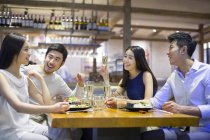 Asiático amigos jantando juntos no restaurante — Fotografia de Stock