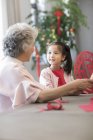 Nipote e nonna che fanno il taglio di carta di Capodanno cinese — Foto stock