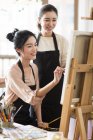 Mulheres asiáticas pintura no estúdio de arte — Fotografia de Stock