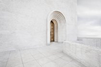 Arch doorway on white wall in China — Stock Photo