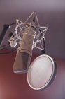 Vista de perto do microfone no estúdio de gravação — Fotografia de Stock