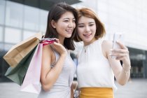 Жіночі друзі беруть селфі під час покупок — стокове фото