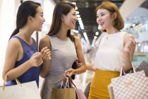 Amici di sesso femminile parlando durante lo shopping — Foto stock