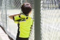 Rückansicht eines Jungen in Sportbekleidung beim Blick auf Spielplatz — Stockfoto