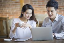 Chinesisch Mann und Frau mit Laptop in Café — Stockfoto