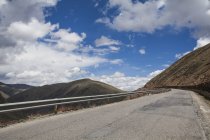 Mountain road in Tibet, China — Stock Photo