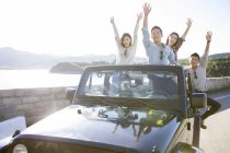 Chinesische Freunde haben Spaß im Auto — Stockfoto