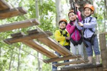 Enfants chinois grimpant sur les arbres dans le parc d'aventure — Photo de stock