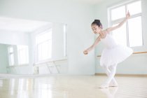 Ragazza cinese pratica balletto in studio — Foto stock