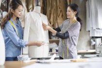 Chinesische Modedesignerinnen arbeiten im Atelier — Stockfoto