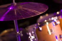 Vista ravvicinata del drum kit sul palco — Foto stock