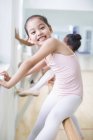 Маленька китайська балерина позує в студії — стокове фото
