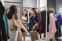 Китайские подруги ходят по магазинам одежды — стоковое фото