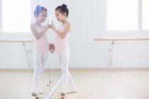 Chinesische Balletttänzerin lehnt sich im Studio an Spiegel — Stockfoto
