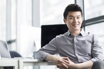 Китайський бізнесмен на робочому місці в офісі — стокове фото