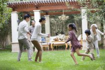 Glückliche chinesische Mehrgenerationenfamilie spielt gemeinsam im Garten — Stockfoto