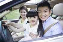 Китайська пару з дочкою, сидячи в машині — стокове фото