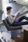 Asiático hombre usando digital tablet en oficina - foto de stock