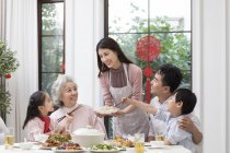 Famiglia che cena cinese di Capodanno — Foto stock