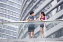 Couple chinois prenant une pause de l'exercice et de parler — Photo de stock