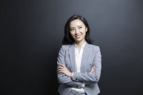Азиатская предпринимательница со скрещенными руками — стоковое фото