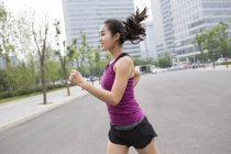 Donna cinese che corre in strada — Foto stock
