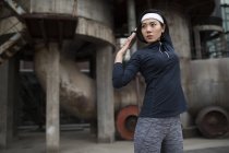 Atleta chinesa se alongando na rua — Fotografia de Stock