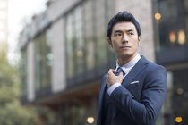 Asiatische Mann Richt Krawatte auf Straße — Stockfoto