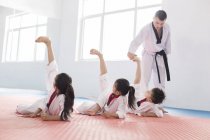 Chinesische Kinder turnen mit Taekwondo-Trainer — Stockfoto