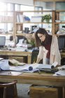 Женщина-архитектор, работающая за офисным столом — стоковое фото