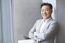 Porträt eines selbstbewussten chinesischen Geschäftsmannes — Stockfoto