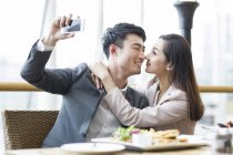 Китайська пара беручи selfie в ресторані — стокове фото