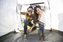 Китайская пара входит в палатку на фестивале кемпинг — стоковое фото
