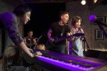 Banda musicale cinese esibendosi sul palco — Foto stock