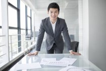 Empresario chino en el lugar de trabajo en la oficina - foto de stock