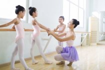Chinesischer Ballettlehrer unterrichtet Mädchen im Ballettstudio — Stockfoto