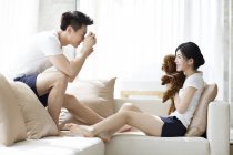 Uomo cinese scattare foto di donna e barboncino domestico a casa — Foto stock