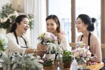 Asiatico donne learning flower disposizione — Foto stock