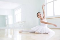 Китайська дівчина практикуючих балету в студії — стокове фото