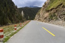 Mountain road in Qinghai province, China — Stock Photo