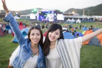 Donne cinesi che si abbracciano al campeggio del festival — Foto stock