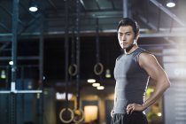 Портрет азиатского мужчины в тренажерном зале — стоковое фото