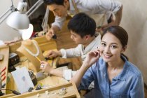 Gioiellieri cinesi che lavorano in studio — Foto stock