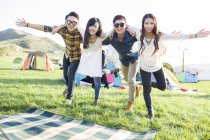 Amigos chineses posando no festival de música camping — Fotografia de Stock