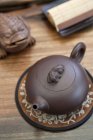 Chinese boccaro teapot and toad statue on table — Stock Photo