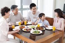 Китайская семья из трех поколений ужинает вместе — стоковое фото