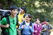 Gruppe chinesischer Backpacker wandert im Wald — Stockfoto