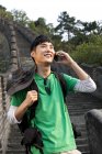 Turista chinês falando por telefone na Grande Muralha passos — Fotografia de Stock